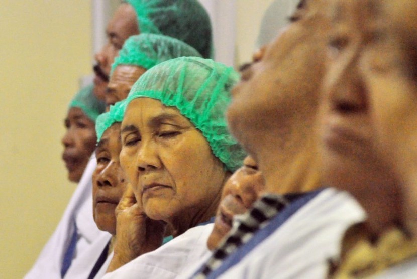 Sejumlah pasien peserta Operasi Katarak Gratis bagi penderita kurang mampu, menunggu panggilan tindakan operasi, di ruang tunggu tindakan operasi RSI Sultan Agung Semarang, Sabtu (22/12). 