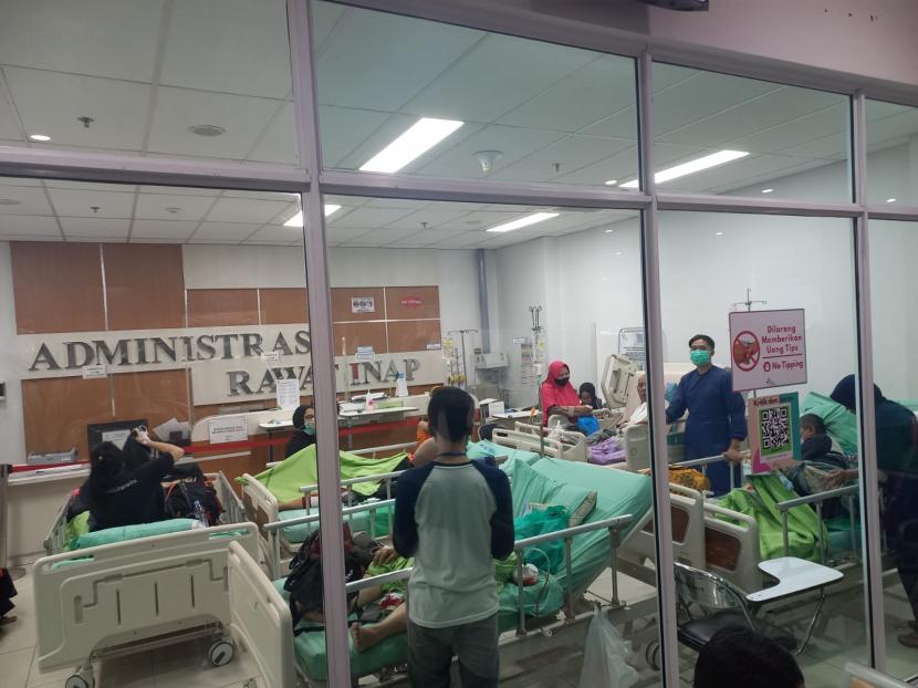 Sejumlah pasien RSUD Bandung Kiwari yang dirawat terpaksa dievakuasi di lantai dasar akibat kebakaran yang terjadi di lantai 5, Selasa (5/4/2022).