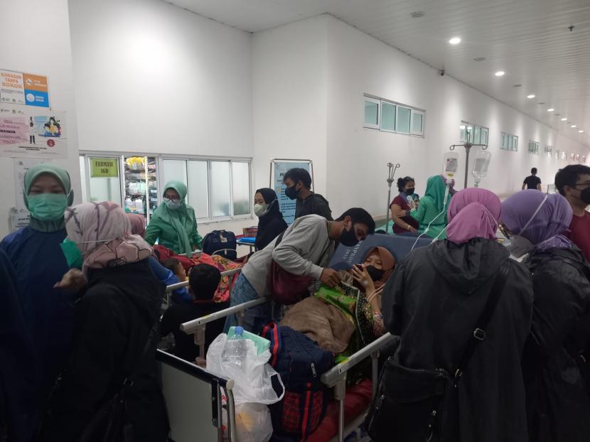 Sejumlah pasien RSUD Bandung Kiwari yang dirawat terpaksa dievakuasi di lantai dasar akibat kebakaran yang terjadi di lantai 5, Selasa (5/4/2022). 