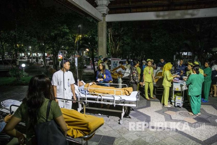  Sejumlah pasien rumah sakit di Denpasar, Ahad (5/8) malam, diungsikan ke luar gedung akibat gempa yang terjadi di Lombok.