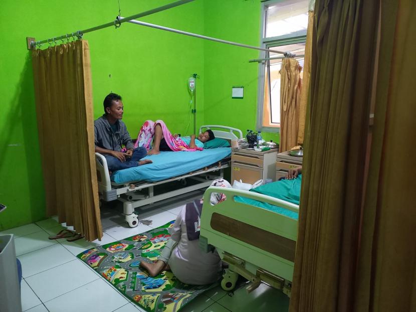 Sejumlah pasien yang mengalami dugaan keracunan dirawat di Puskesmas Urug, Kecamatan Kawalu, Kota Tasikmalaya, Senin (30/5/2022). 