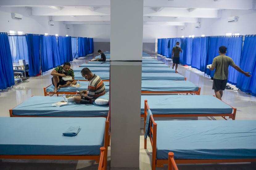 Sejumlah pasien yang terkonfirmasi positif Covid-19 dengan gejala ringan menyantap hidangan makan di ruang isolasi di Rumah Sakit Darurat Pangkalan Marinir Jakarta, Sabtu (10/7/2021). Rumah sakit darurat yang telah beroperasi sekitar tiga minggu tersebut mampu menampung sekitar 500 orang pasien dari militer maupun umum yang terpapar Covid-19 dengan gejala ringan yang merupakan rujukan dari RSAL Mintohardjo Jakarta akibat tingginya tingkat penularan Covid-19. 