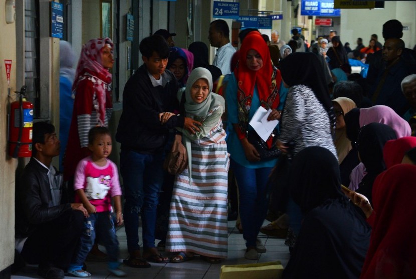 Sejumlah pasieun menunggu panggilan pemeriksaan dokter rawat jalan di Rumah Sakit Umum Daerah (RSUD) dr Soekardjo Kota Tasikmalaya, Jawa Barat, Kamis (19/1). 