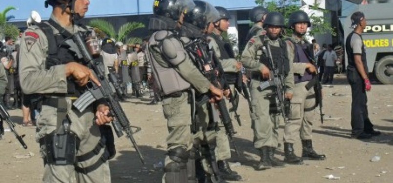 Sejumlah pasukan Brimob Polda NTB bersiap melakukan pembubaran massa yang melakukan pemblokiran Pelabuhan Sape, Kecamatan Sape, Bima, Kabupaten Bima, NTB, Sabtu (24/12). 