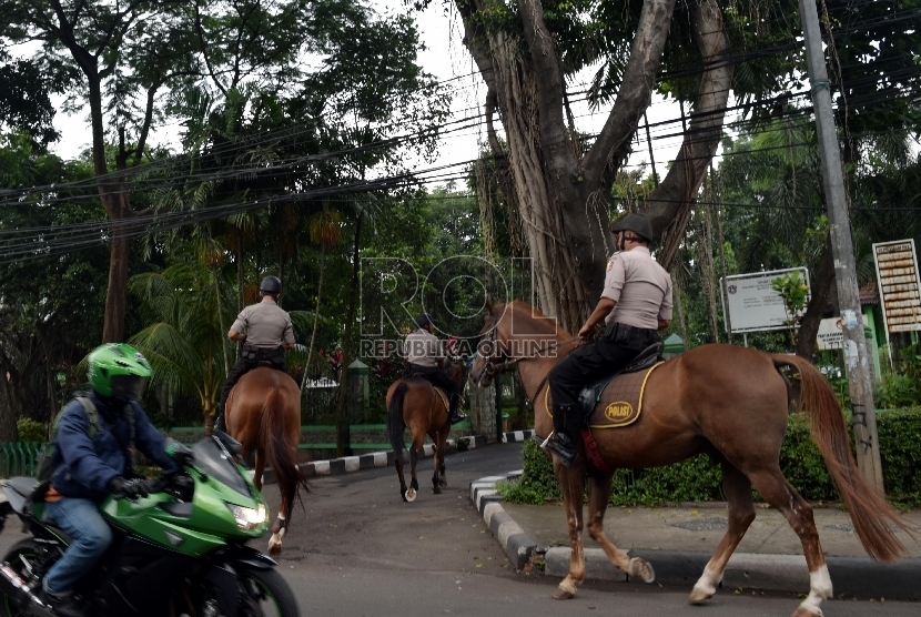 Sejumlah pasukan Dit pol satwa baharkam Mabes Polri melakukan patrol rutin menggunakan kuda di Jalan Raya Ragunan, Jakarta Selatan, Rabu (20/1). (Republika/Rakhmawaty La'lang)