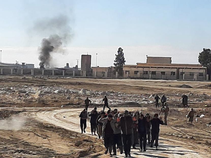 Sejumlah pasukan ISIS bentrok dengan Pasukan Demokratik Suriah (SDF) yang dipimpin Kurdi di Penjara Gweiran di Hassakeh, Suriah, Senin (24/1/2022).