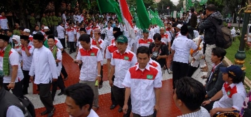 Sejumlah pasukan paskibraka membawa bendera merah putih dan bendera tarekat NU saat merayakan acara puncak kirab resolusi jihad Nahdlatul Ulama (NU) di Tugu Proklamasi, Jakarta, Jumat (25/11). 