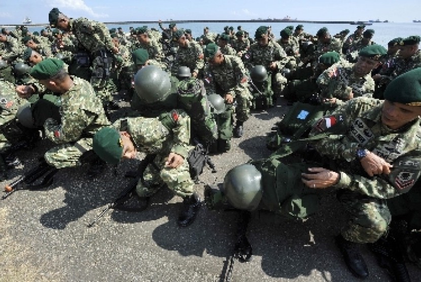 Sejumlah pasukan Prajurit Yonif-412/Raider Kostrad Kodam VII/Wirabuana berbaris saat mengikuti upaca pelepasan pasukan penjaga perbatasan di Markas Lantamal IV Makassar, Sulsel, Kamis (15/8).