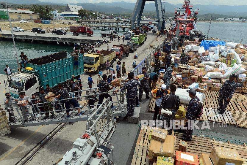 Sejumlah pasukan TNI Angkatan Laut memberikan bantuan kepada warga di Pelabuhan Pantoloan, Palu, Sulawesi Tengah, Kamis (4/10).