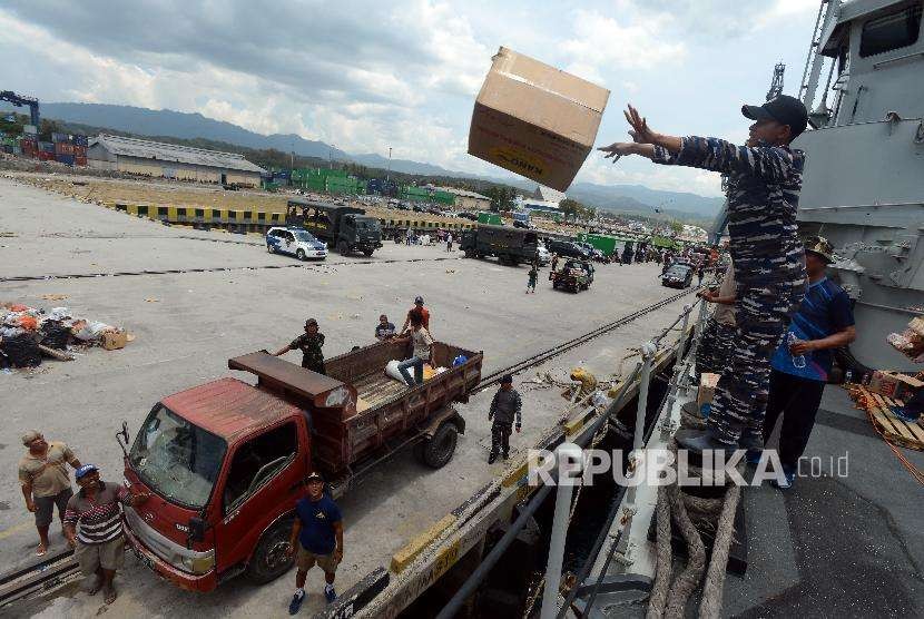 Sejumlah pasukan TNI Angkatan Laut memberikan bantuan kepada warga di Pelabuhan Pantoloan, Palu, Sulawesi Tengah, Kamis (4/10).