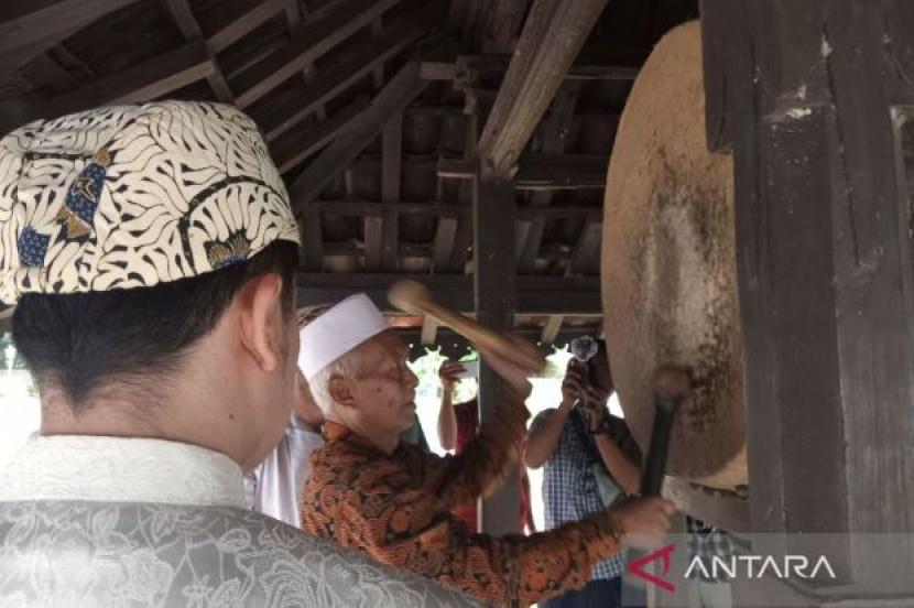A number of patih and parishioners at Kasepuhan Cirebon Keraton, West Java performed the tradition of “Dlugdag” to welcome Ramadan in Cirebon, Monday (11/3/2024).