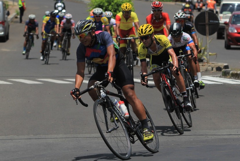 Sejumlah pebalap adu cepat pada etape terakhir Tour de Linggarjati 2016 di Kuningan, Jawa Barat, Minggu (30/10). 
