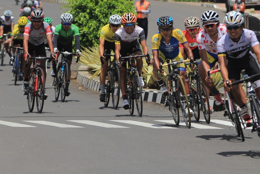 Sejumlah pebalap adu cepat pada etape terakhir Tour de Linggarjati 2016 di Kuningan, Jawa Barat, Minggu (30/10). 