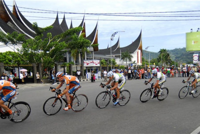  Sejumlah pebalap berpacu melalui tikungan disalah satu rute sebelum masuk garis finis pada etape VII Tour de Singkarak di Padang, Sumbar.