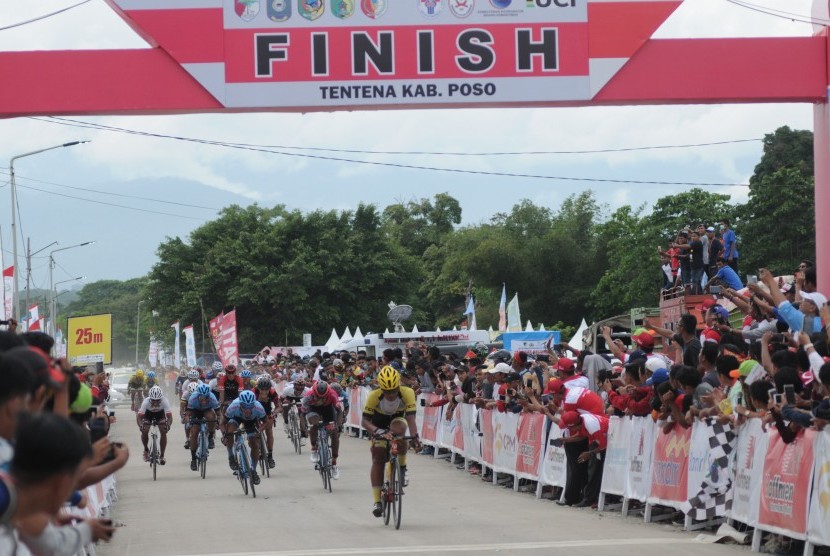 Cyclists race to the finish line of Tour de Central Celebes (TdCC) first stage at Poso, Central Sulawesi, Monday (November 6, 2017).