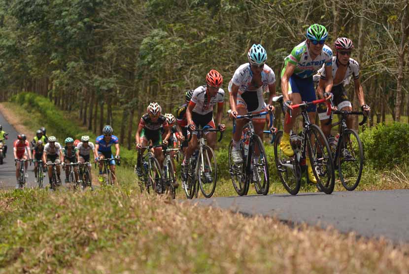 Sejumlah pebalap melintasi perkebunan pada balapan sepeda 'International Tour De Banyuwangi Ijen' (ITdBI), Banyuwangi, Jawa Timur. (ilustrasi)