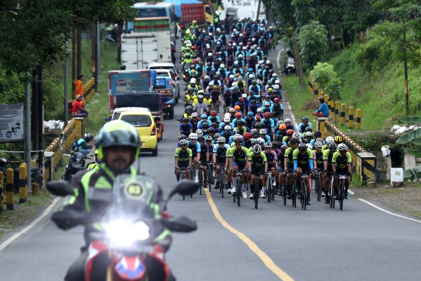 Sejumlah pebalap sepeda beradu cepat pada ajang Banyuwangi Ijen Bluefire Kom Challenge 2022 (ilustrasi)