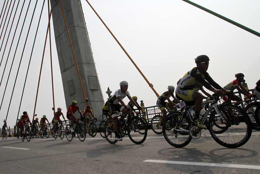 Sejumlah pebalap sepeda beradu kecepatan di kawasan jembatan Siak pada balapan Tour de Siak . (ilustrasi) 