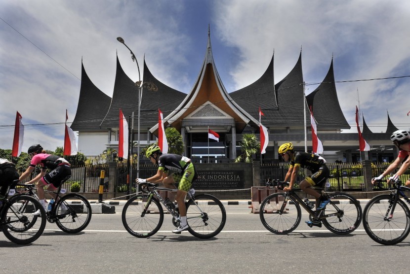 Sejumlah pebalap sepeda beradu kecepatan pada etape kelima Tour de Singkarak 2016 di depan Gedung Bank Indonesia cabang Sumatera Barat, Rabu (10/8). 