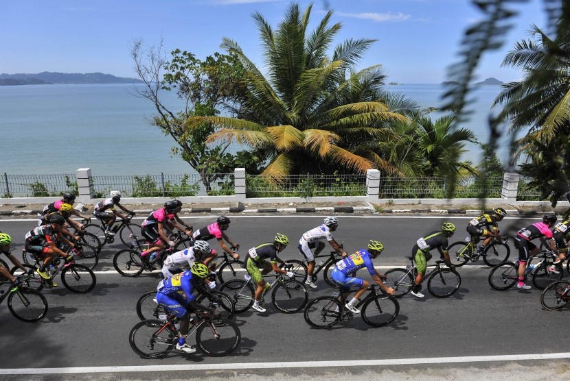 Sejumlah pebalap sepeda beradu kecepatan pada etape kelima Tour de Singkarak 2016 di Pesisir Selatan, Sumatera Barat, Rabu (10/8).