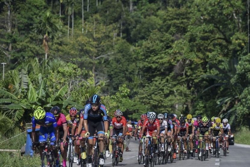 Sejumlah pebalap sepeda beradu cepat di ajang Tour de Singkarak (ilustrasi) 