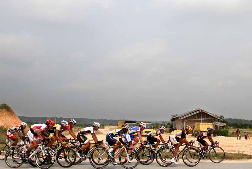  Sejumlah pebalap sepeda beradu kecepatan pada etape Tour de Siak 2014. (ilustrasi)