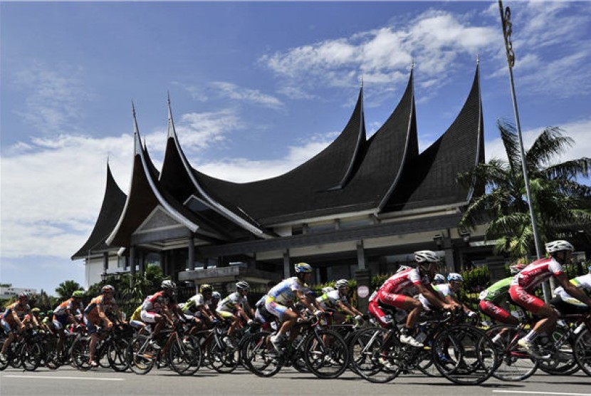 Sejumlah pebalap sepeda beradu kecepatan pada Etape VII Tour de Singkarak (TDS) 2012 di kawasan Kota Padang, Sumatera Barat. 