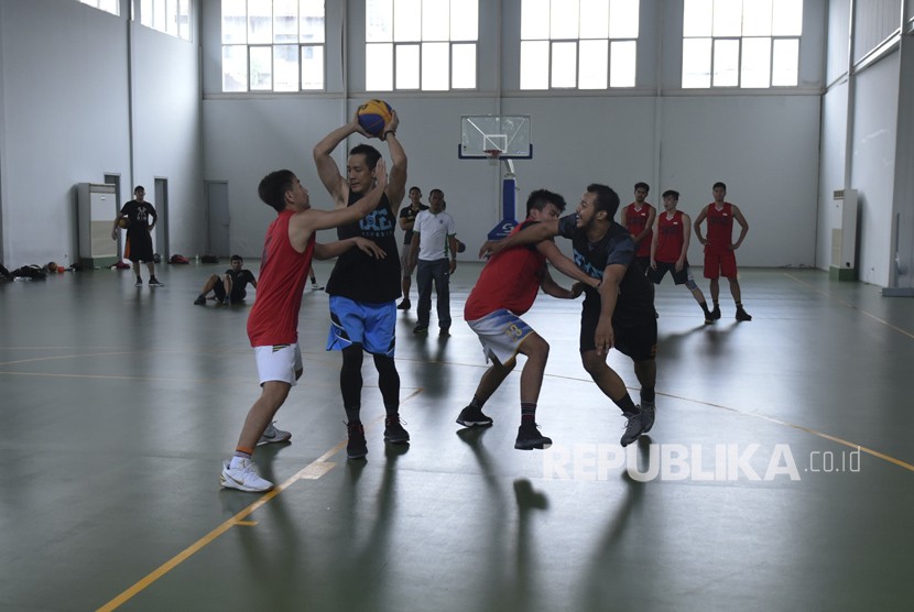 Sejumlah pebasket 3X3 Timnas Putra menjalani latihan saat pemusatan latihan nasional (Pelatnas) Asian Games 2018, di lapangan basket Istana Kana, Jakarta, Jumat (12/1). 
