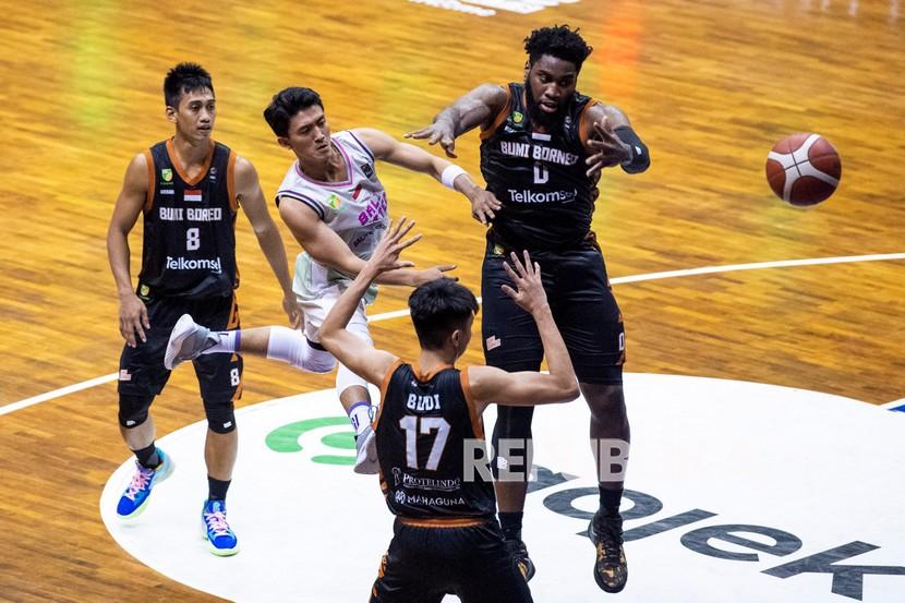 Sejumlah pebasket Bumi Borneo Basketball Pontianak berusaha menghadang pebasket Bali United Basketball Abraham R Wenas (tengah) saat pertandingan Seri 2 Bandung Indonesian Basketball League (IBL) 2022 di Gor C-Tra Arena, Bandung, Jawa Barat, Senin (31/1/2022). Bumi Borneo Basketball Pontianak mengalahkan Bali United Basketball dengan skor 71-70.