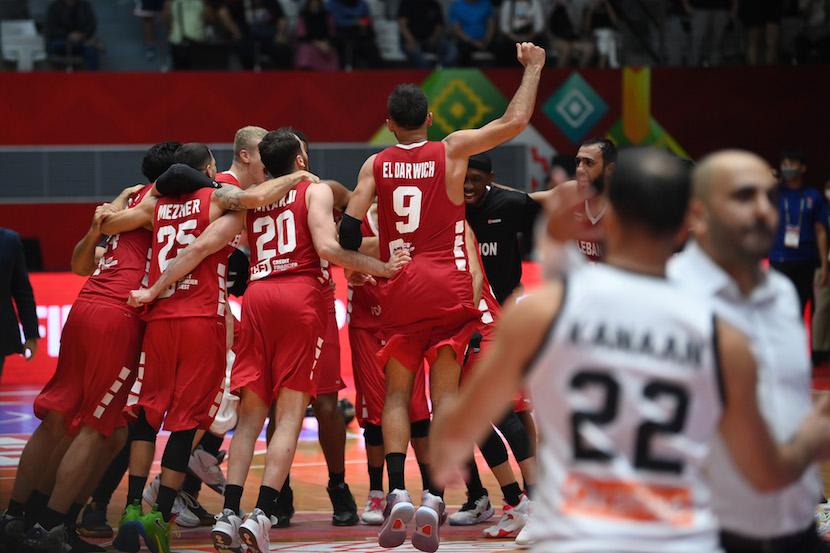 Sejumlah pebasket Lebanon berselebrasi usai mengalahkan Tim Nasional Yordania dalam babak semi final FIBA Asia Cup 2022 di Istora Gelora Bung Karno, Senayan, Jakarta, Sabtu (23/7/2022). Lebanon menang dengan skor 86-85 dan melaju ke babak final melawan Australia pada Ahad  (24/7).