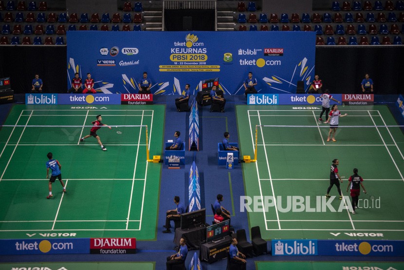 Sejumlah pebulu tangkis bertanding pada babak penyisihan Kejurnas PBSI 2018 di Britama Arena Sport Mall Kelapa Gading, Jakarta, Selasa (18/12/2018).