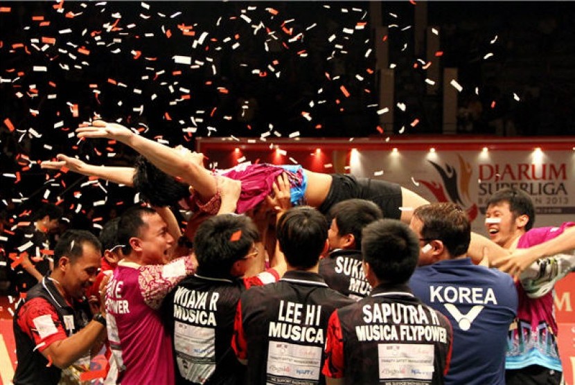   Sejumlah pebulu tangkis dan ofisial PB Musica Champion Indonesia mengangkat pebulu tangkis peringkat 27 dunia asal Taiwan, Chou Tien Chen, usai mengalahkan pemain Malaysia Tigers Badminton Club, Mohamad Arif Abdul latief, dalam partai kelima final putra 