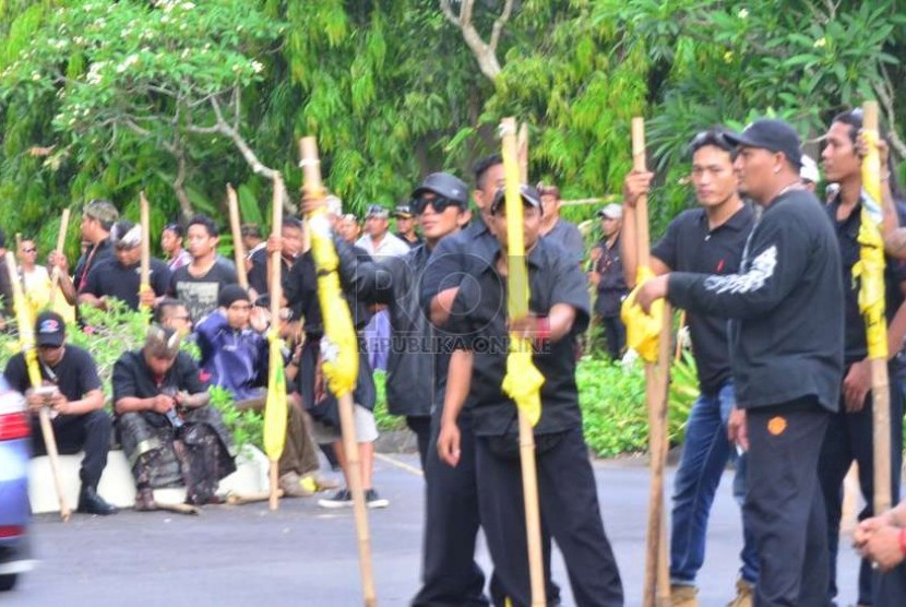  Sejumlah pecalang melakukan pengamanan di depan Hotel The Westin Nusa Dua Bali, yang menjadi lokasi pelaksanaan Munas IX Partai Golkar, Ahad (30/11).