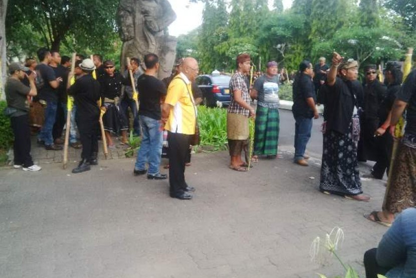 Sejumlah pecalang melakukan pengamanan Munas Golkar ke-9 di Bali