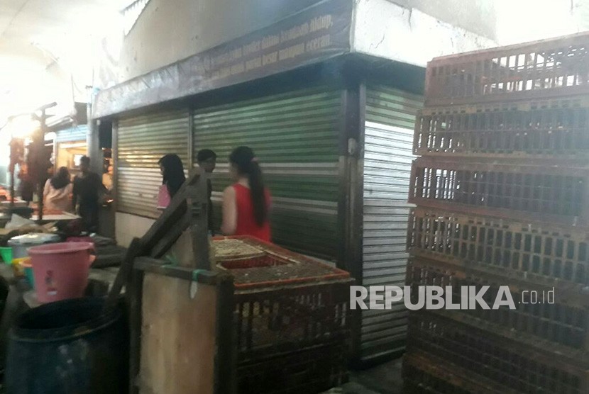 Sejumlah pedagang ayam di Pasar Cimindi, Kota Cimahi mogok dagang, Jumat (19/1).