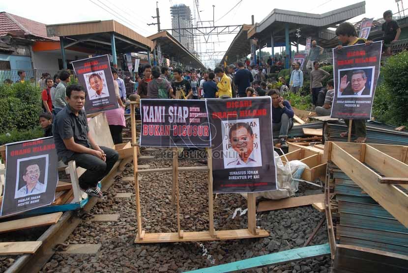 Sejumlah Pedagang dan mahasiswa berdemo dengan memblokir rel kereta di stasiun Pondok Cina, Depok, Jawa Barat, Senin (14/1). (Republika/Agung Fatma Putra)