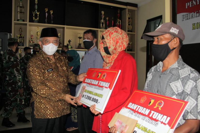 Sejumlah pedagang di Malang dan Batu menerima bantuan uang tunai dari pemerintah pusat, Kamis (21/10).