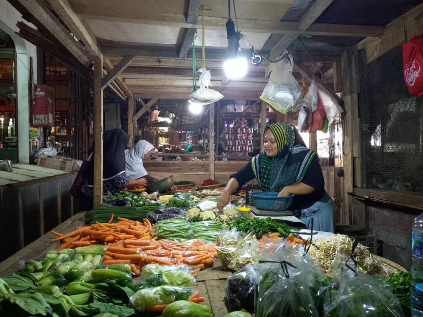 Sejumlah pedagang di pasar tradisional melayani pembeli (ilustrasi). 