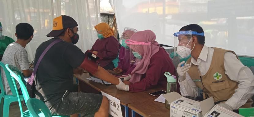 Sejumlah pedagang di Pasar Wanaraja Kabupaten Garut menjalani vaksinasi Covid-19, Rabu (4/3)