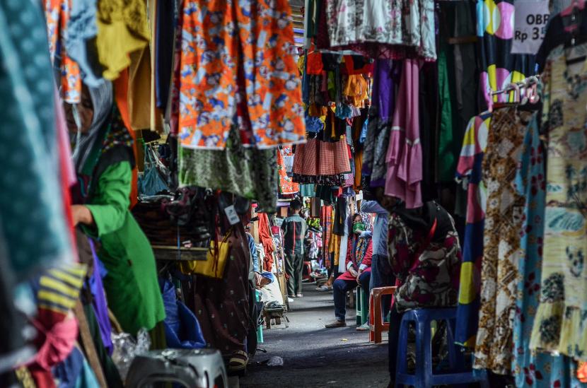 Sejumlah pedagang kaki lima menunggu calon pembeli di Jalan Cihideng, Kota Tasikmalaya, Jawa Barat, Kamis (4/5/2020). Para pedagang kembali beraktivitas dalam fase Adaptasi Kebiasaan Baru (AKB) yang sudah ditetapkan Pemerintah Provinsi Jabar sejak 2 Juni lalu dengan tetap menerapkan protokol kesehatan. 