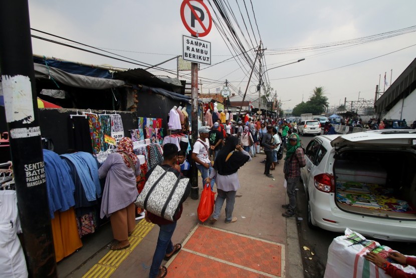 Sejumlah Pedagang Kaki Lima (PKL) berdagang di atas trotoar di Tanah Abang, Jakarta, Rabu (18/10). Meskipun sudah ditertibkan, para PKL tersebut masih saja berjualan di atas trotoar dengan alasan harga sewa toko yang sangat mahal. 