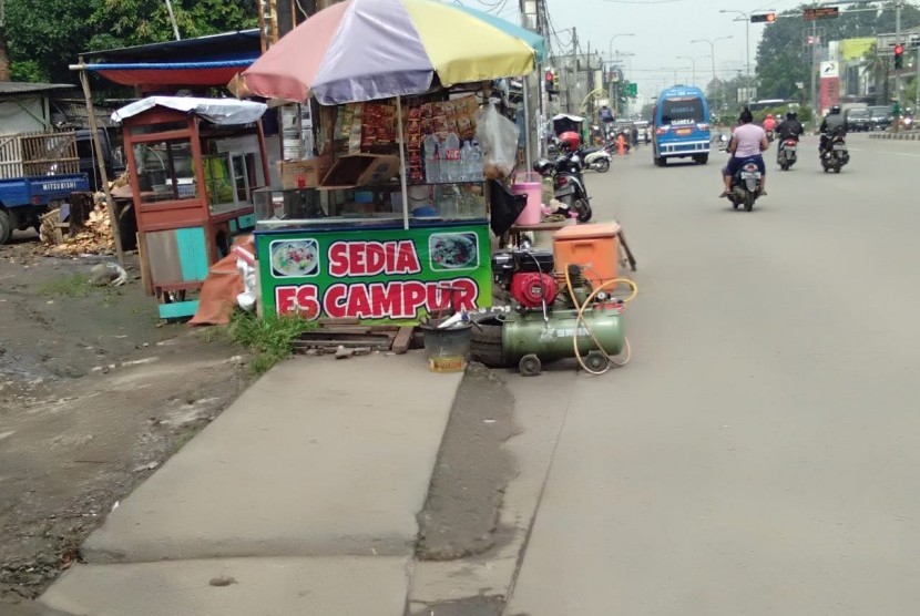 Sejumlah Pedagang Kaki Lima (PKL) di depan Kawasan Terminal Bekasi, BekasiTimur, Kota Bekasi berjualan diatas trotoar, Senin (29/4).