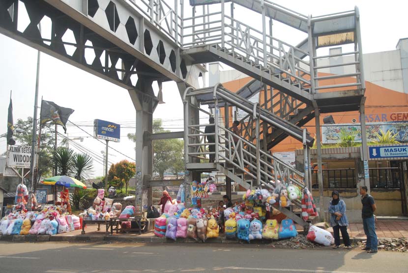 Sejumlah Pedagang Kaki Lima (PKL) menjajakkan boneka dagangannya di bawah kolong jembatan penyeberangan orang (JPO) depan Pasar Cipinang Besar, Senin (12/5).