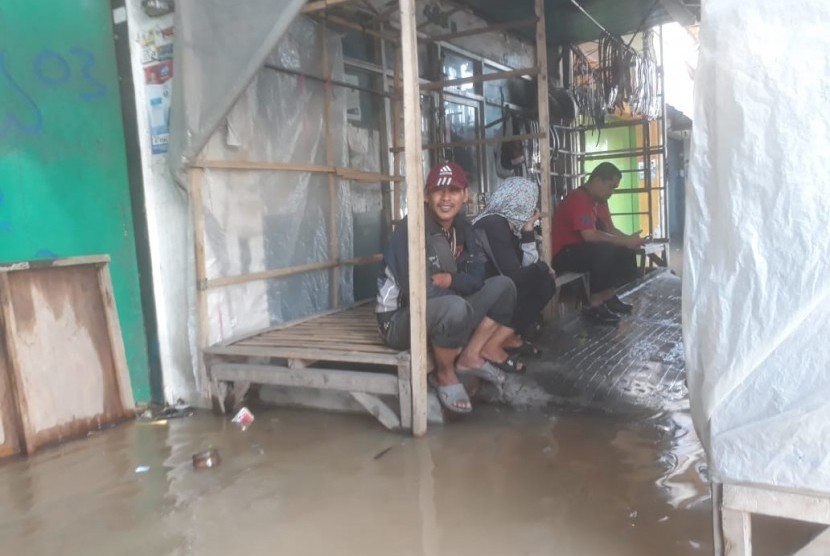 Sejumlah pedagang kaki lima (PKL) yang menggelar lapak di depan toko-toko di pasar Dayeuhkolot terpaksa tidak berjualan. Akibat terendam banjir, Senin (8/4).
