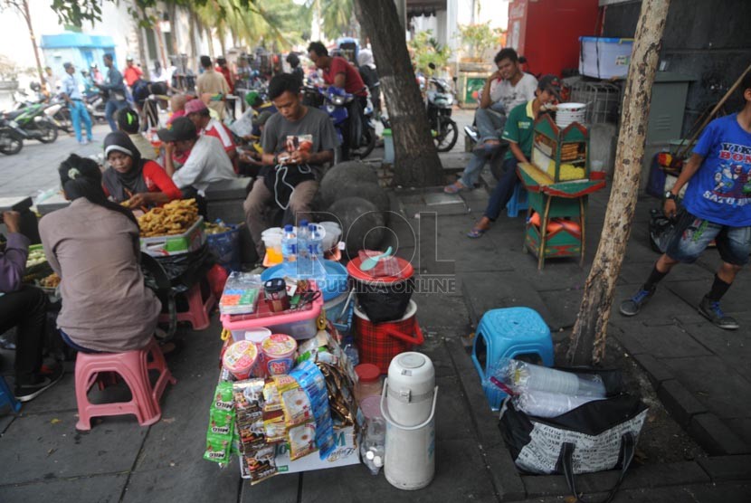 Sejumlah pedagang kaki lima terlihat kembali berjualan di Kawasan Kota Tua, Jakarta Barat, kamis (4/9). (Republika/Rakhmawaty La'lang)