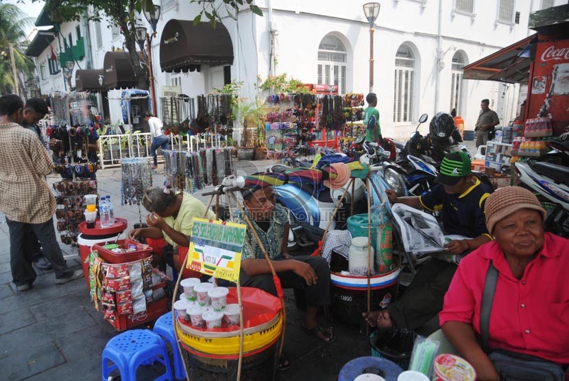 Sejumlah pedagang kaki lima terlihat kembali berjualan di Kawasan Kota Tua, Jakarta Barat, kamis (4/9). (Republika/Rakhmawaty La'lang)