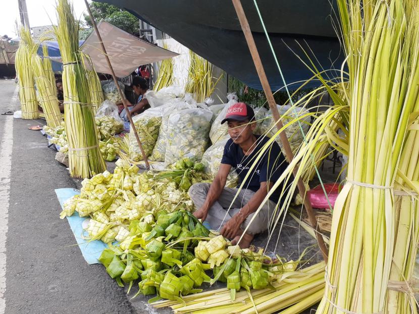 Sejumlah pedagang ketupat asal Pandeglang saat berjualan di Pasar Ciputat, Tangsel, Jumat (29/4/2022)