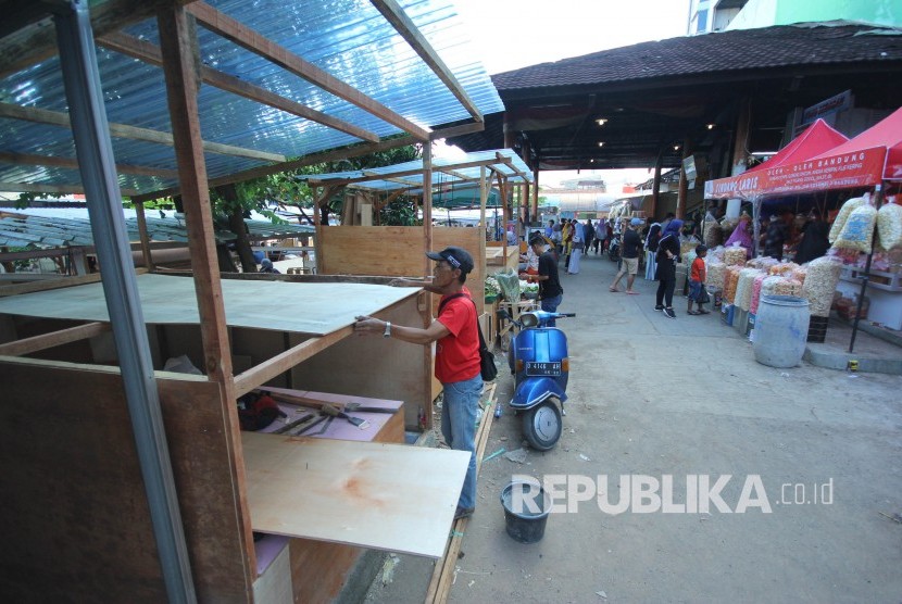 Sejumlah pedagang membangun kios di halaman parkir Pasar Kosambi, Kota Bandung, Selasa (11/6).