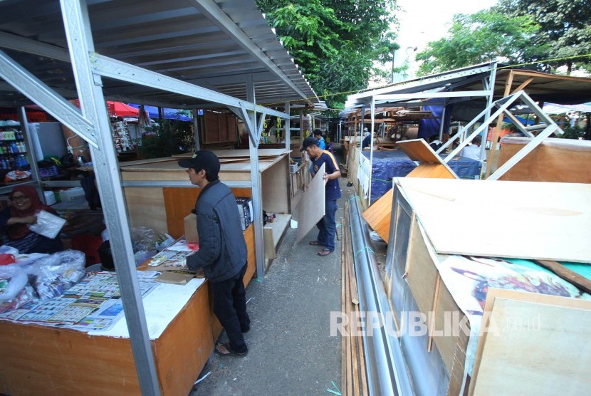 Sejumlah pedagang membangun kios di halaman parkir Pasar Kosambi, Kota Bandung, Selasa (11/6).