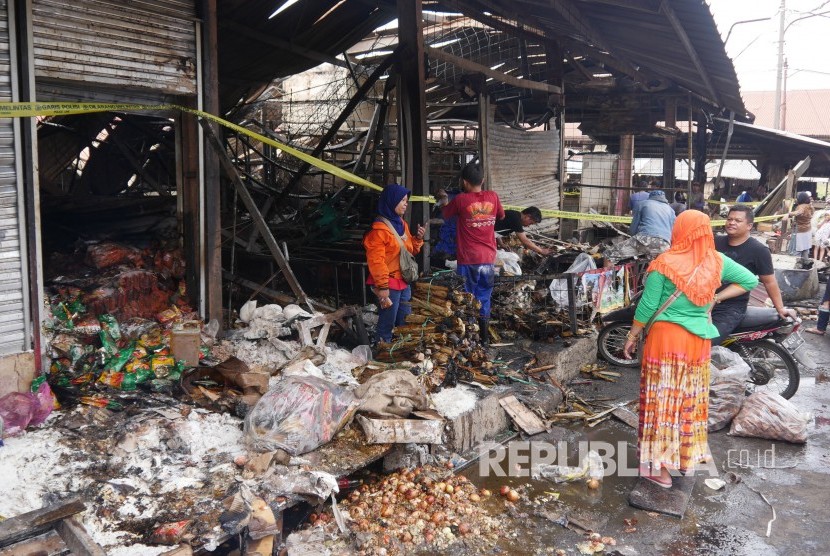Sejumlah pedagang memeriksa kiosnya dan mengumpulkan barang-barang yang tersisa dalam peristiwa kebakaran yang menghanguskan 116 kios dan 126 pedagang kakai lima (PKL) hangus dalam peristiwa kebakaran di Pasar Gedebage, Ahad (15/7).